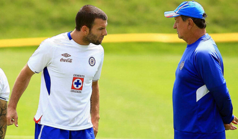 Enrique Meza y Tito Villa tuvieron un pequeño problema. FOTO: Mexsport