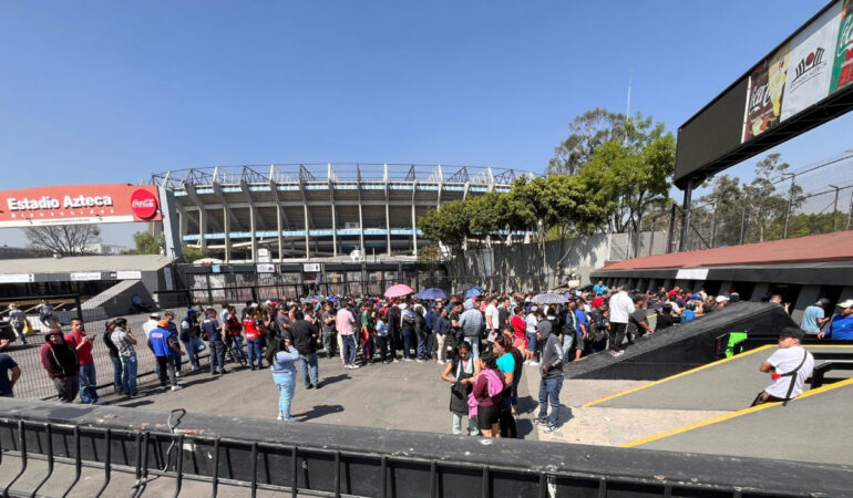 Los boletos para el Cruz Azul vs Chivas se vendieron en las taquillas del Azteca. FOTO: Arturo Méndez | ESTO