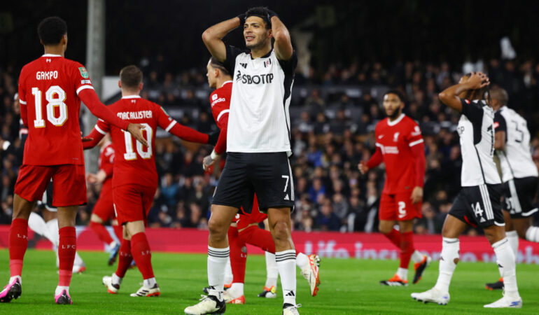 Raúl Jiménez estará alejado varias semanas de las canchas. FOTO: Reuters