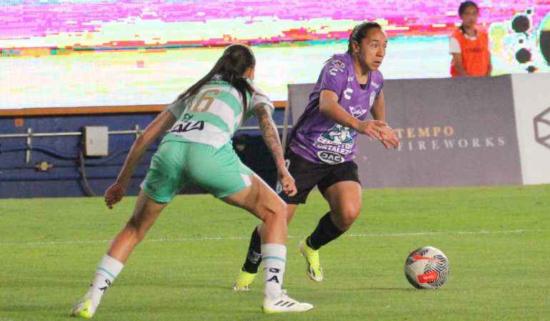 Charlyn Corral anoto un doblete para que Pachuca consumara la victoria. Foto: Héctor Santoy