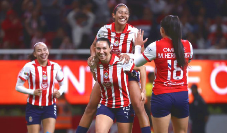 Chivas Femenil fueron las primeras campeonas de la Liga MX. Foto: Mexsport