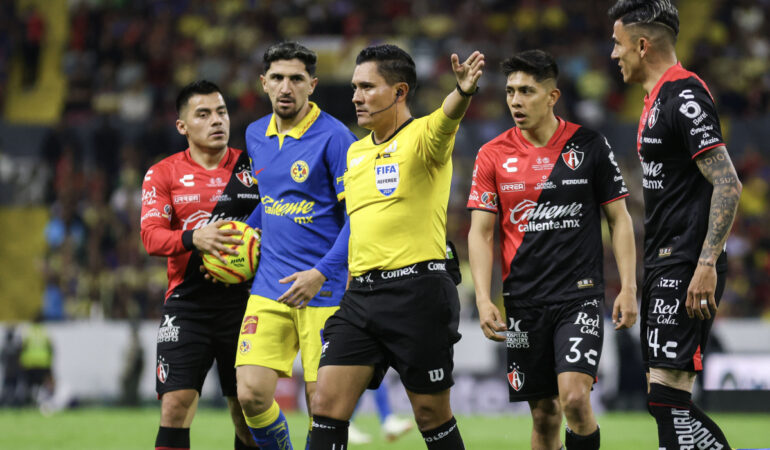 Fernando Guerrero tuvo buena decisión en mano de Valdés. FOTO: Mexsport