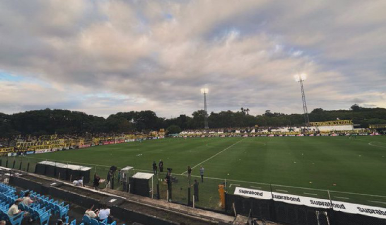Fue suspendido el torneo uruguayo por agresión a árbitro. Foto: @okdobleamarilla