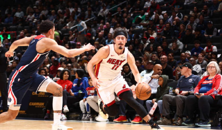 Jaime Jáquez ayudó a su equipo Miami Heat. Foto: AFP
