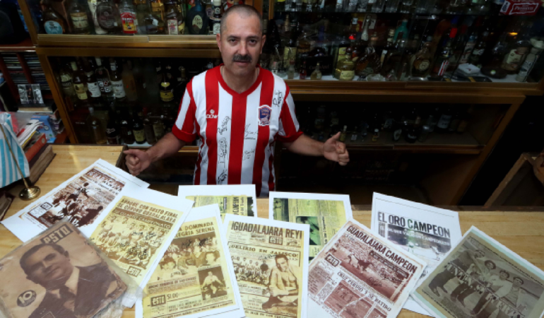 José Vázquez colecciona todo lo relacionado con Chivas. Foto: Erik Estrella