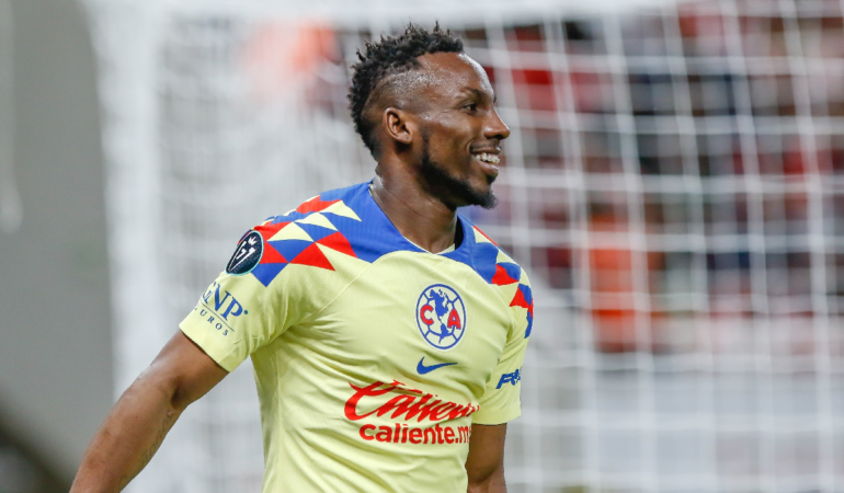 Julián Quiñones recibió insultos racistas en el partido ante Chivas. Foto: Mexsport