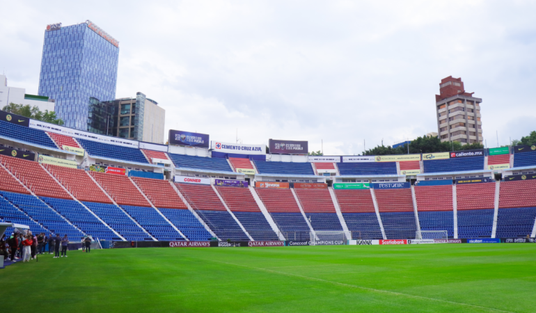 El Estadio Ciudad de los Deportes muestra la publicidad de Cruz Azul. FOTO: OSWALDO FIGUEROA
