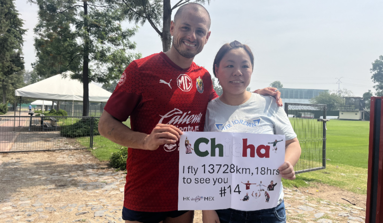 Franki, la asistida que viajó 18 horas para conocer al Chicharito. Foto: @Chivas