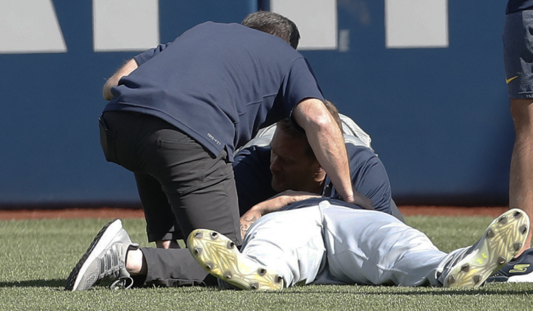 Jakob Junis salió en ambulancia tras recibir un tremendo pelotazo. FOTO: REUTERS