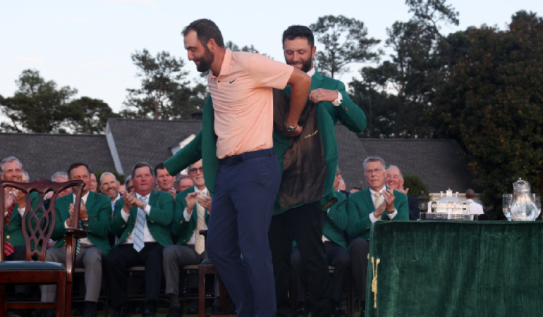 Jon Rahm le pone la chaqueta verde a Scottie Scheffler nuevo campeón de Augusta. Foto: AFP