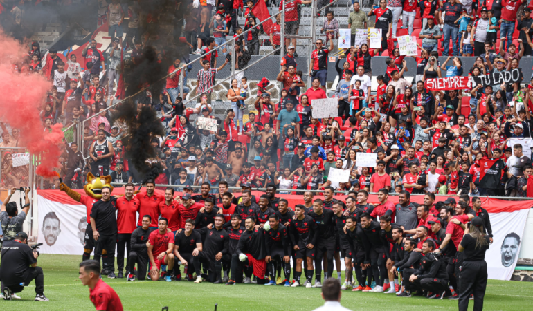 Los aficionados del Atlas invadieron la cancha y todo terminó en caos / Foto: David Tamayo