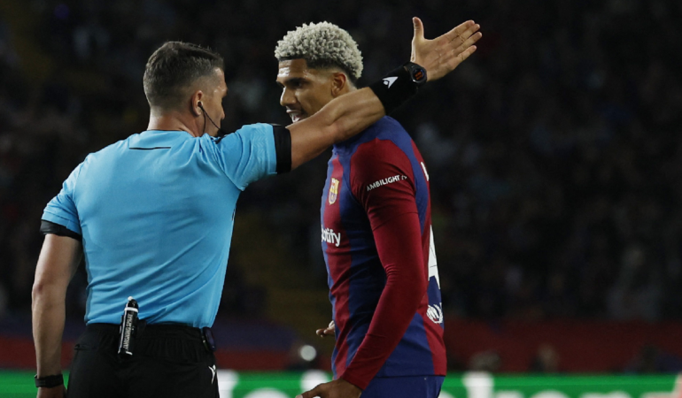 Ronald Araujo explotó contra su compañero Gundogan / Foto: Reuters