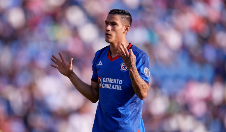 Uriel Antuna bautizo a varios futbolistas del Cruz Azul. Foto: Mexsport