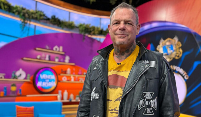 Vampiro Canadiense recibió golpiza en televisión en vivo. FOTO: @MPenaAAA