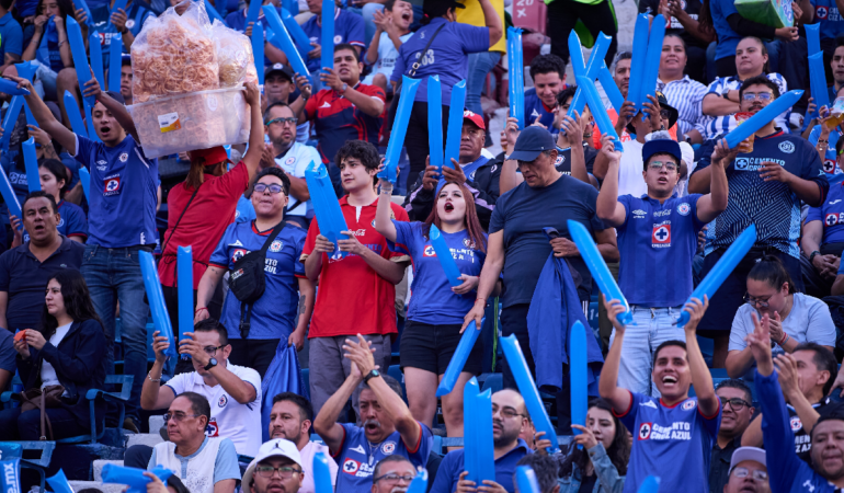 Aficionados del Cruz Azul fueron a la taquilla del estadio Ciudad de los Deportes. Foto: Mexsport