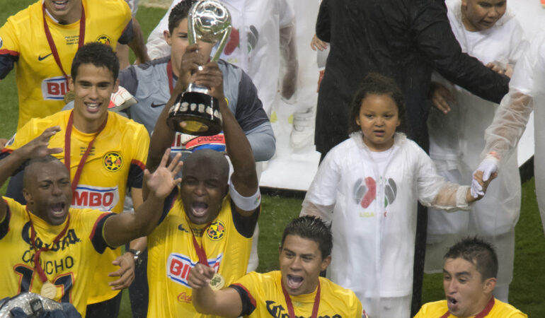Aquivaldo Mosquera anotó uno de los goles en la remontada de 2013. FOTO: Mexsport