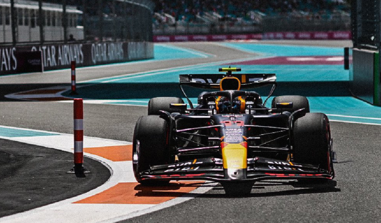El Checo Pérez apunta a quedarse en Red Bull / Foto: @SChecoPerez
