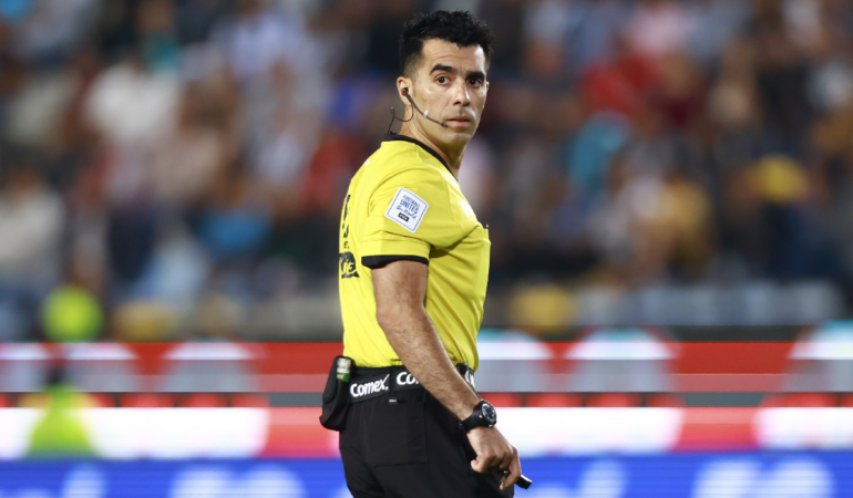 El Gafete FIFA le puede dar a los árbitros hasta 153 mil pesos al mes / Foto: Mexsport