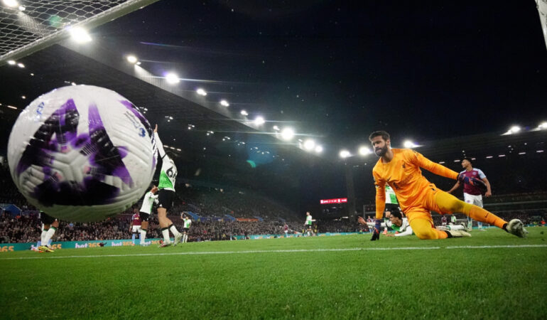 El VAR podría desaparecer en la Premier League. FOTO: Reuters