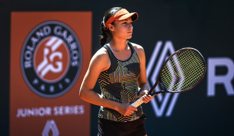 Hanne Estrada comienza a sobresalir en las canchas del tenis nacional. Foto: Cortesía