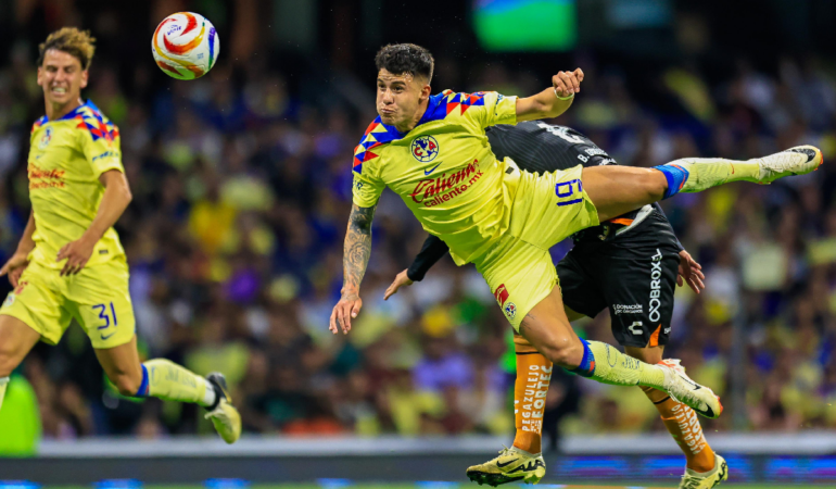 Illian Hernández, a punto de marcar gol ante Pachuca / Foto Luis Garduño