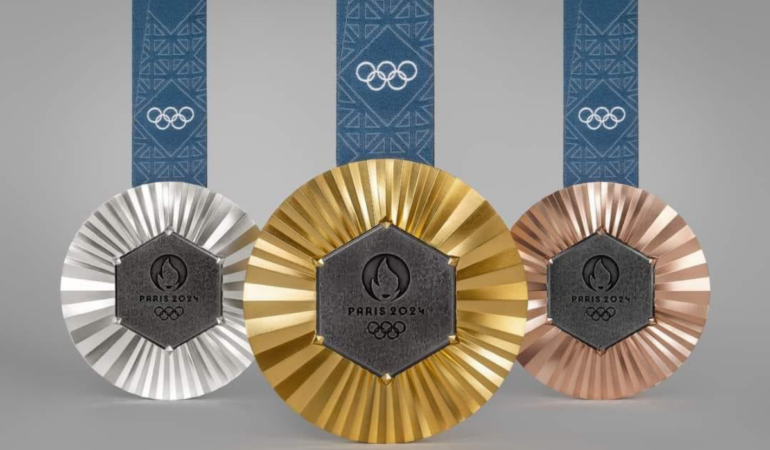 Las medallas olímpicas de París tendrán una parte de la Torre Eiffel. Foto: @juegosolimpicos