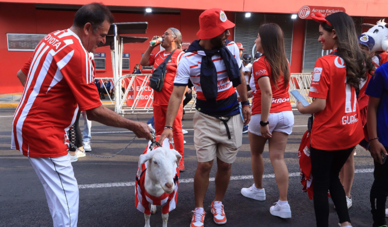 Los aficionados de Chivas creen en la 13 del Rebaño / Foto Erik Estrella