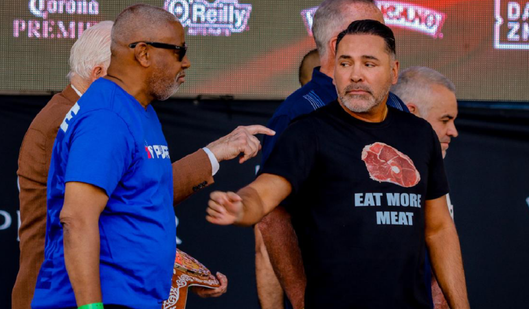 Óscar de la Hoya intentó provocar al Canelo con una playera / Foto: Juan Salazar