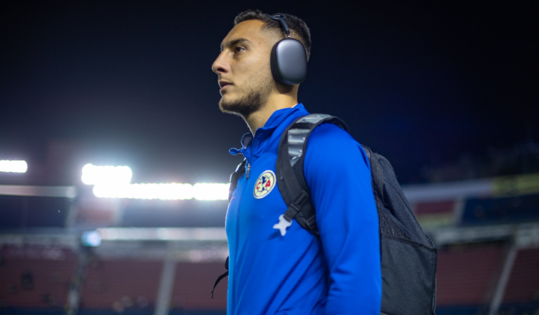 Sebastián Cáceres regaló autógrafos a las afueras de Coapa foto_ Mexsport