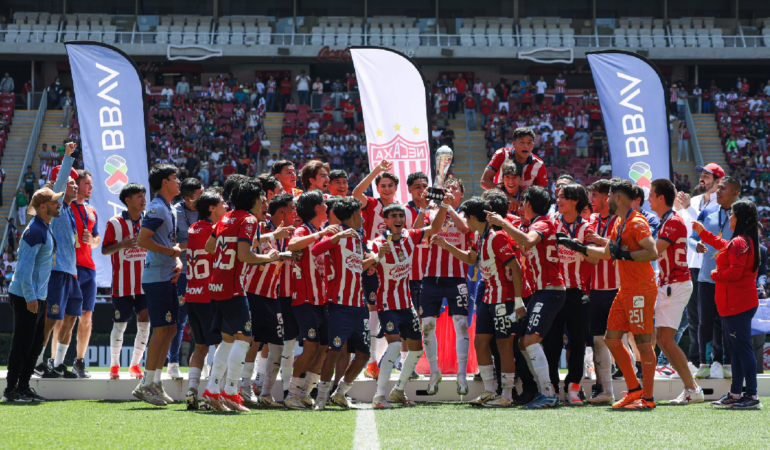 Solo Chivas Sub-18 ganaron el campeonato en el Clausura 2024. Foto: @MikelArriolaP