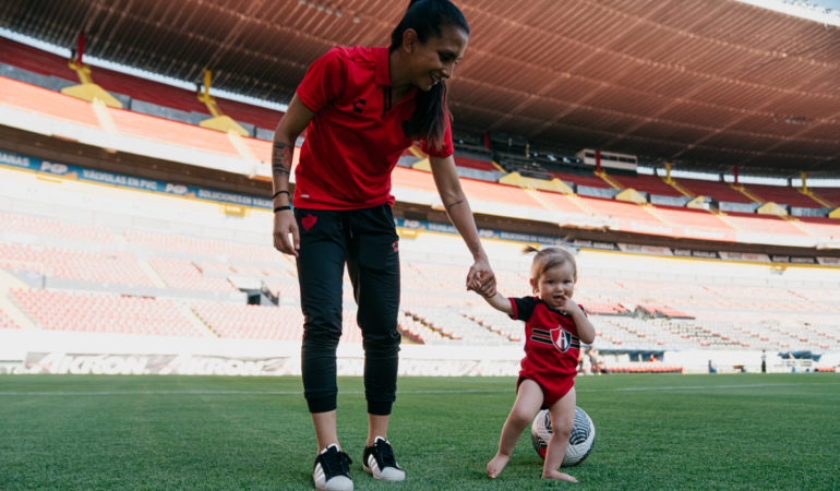Valeria Miranda tiene la oportunidad de llevar a su hija a los entrenamientos. FOTOS: CORTESÍA ATLAS