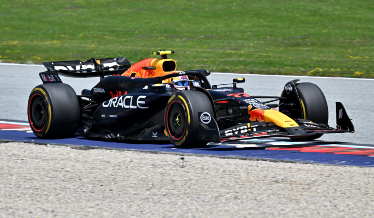 Checo Pérez no forma parte del podio desde el Gran Premio de China / Foto: Reuters