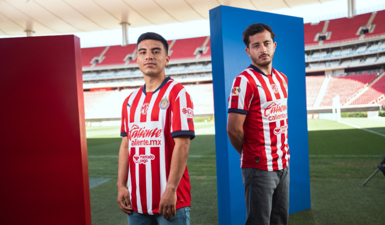 Chivas contará con siete patrocinadores en su jersey de local / Foto: Cortesía@chivas
