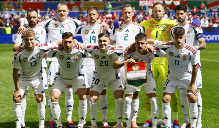 Hungría es la única selección con dos escudos en su jersey de la Eurocopa 2024 / Foto: Reuters