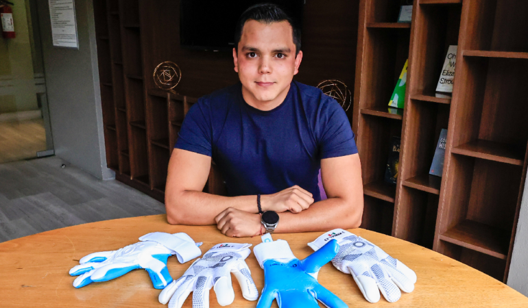 Julio González porta unos guantes