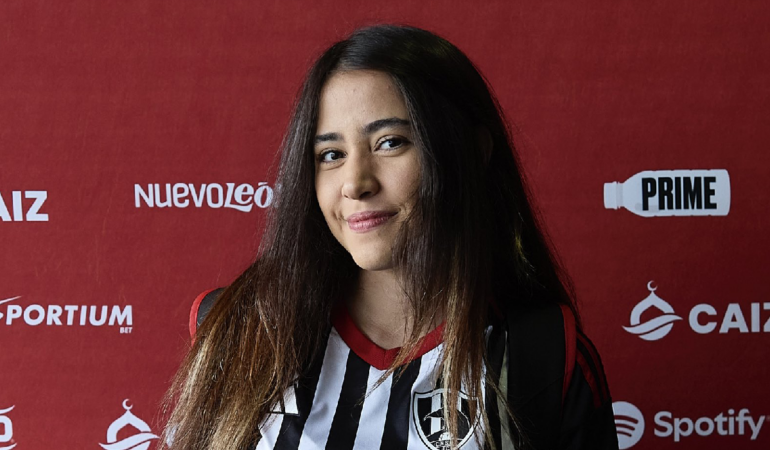 Mercedes Roa sufrió un fuerte castigo de los luchadores de Triple A / Foto: @_KingsWorld