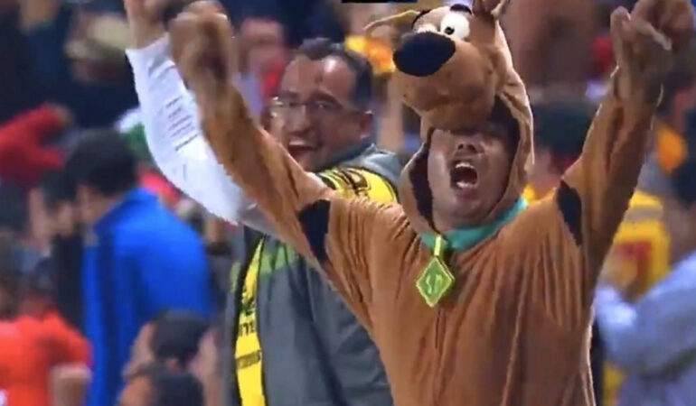 Un aficionado de Scooby Doo seguía a Monarcas Morelia. FOTO: Especial