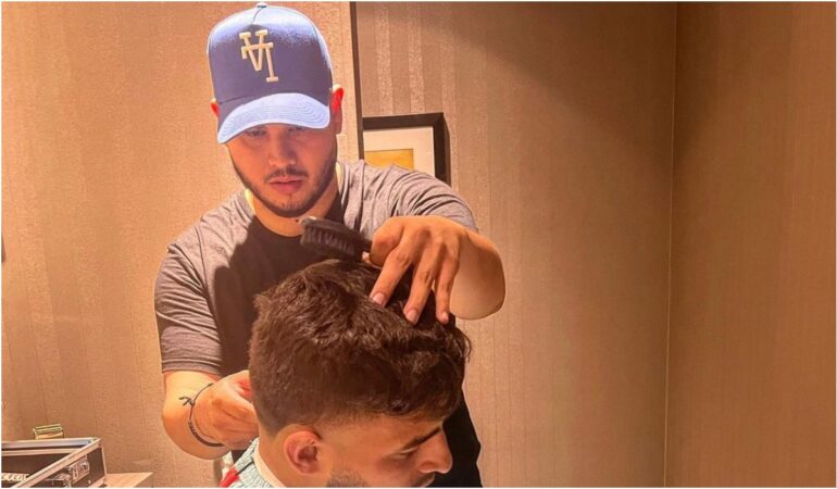 Alex fue el encargado de cortarle el cabello a los jugadores de la Selección / Foto: Ig: @alex_barberrrr