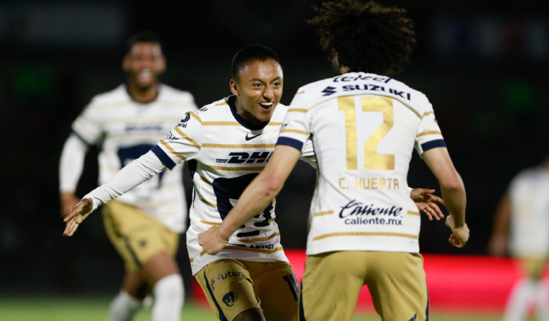 Ángel Rico celebró con el Chino Huerta su gol con Pumas / Foto: Mexsport
