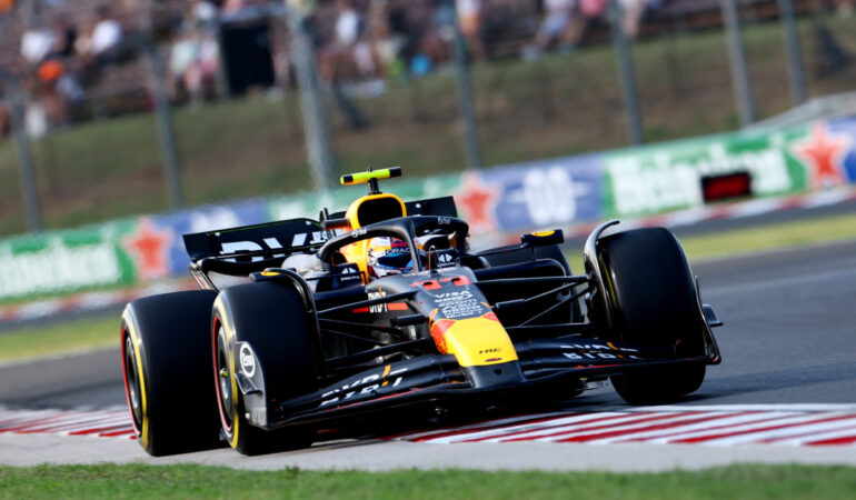 Checo Pérez mejoró sus tiempos en la segunda práctica de Hungría. FOTO: Reuters