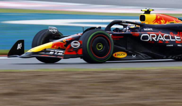 Checo Pérez recibe respaldo de Helmut Marko. FOTO: Reuters
