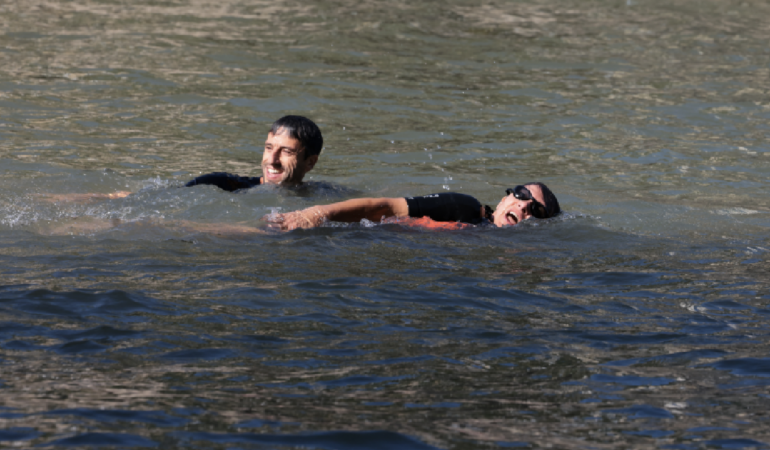 La alcaldesa de París, Anne Hidalgo, nadó en el Río Sena. Foto: AFP