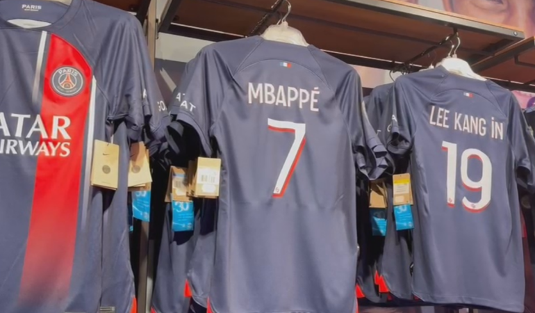 La playera de Mbappé aún se vende en el Parque de los Príncipes. FOTO: JUAN ANTONIO DÁVALOS