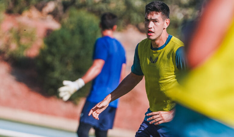 César Montes no quiere regresar de Europa todavía. FOTO: @U_D_Almeria