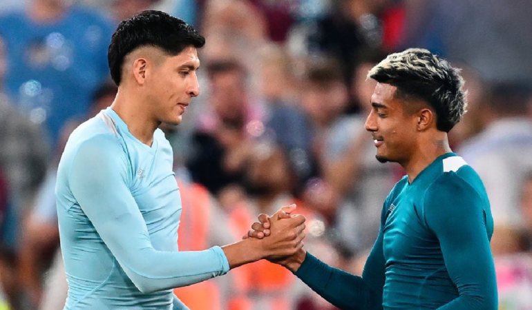 Edson Álvarez y Julián Araujo en duelo de mexicanos. Foto: Cortesía