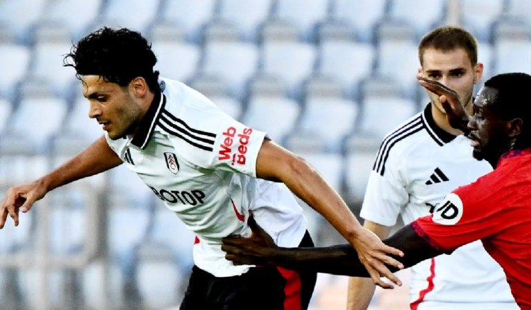 Raúl Jiménez fue titular en el juego ante el Sevilla foto_ @fulhamfc