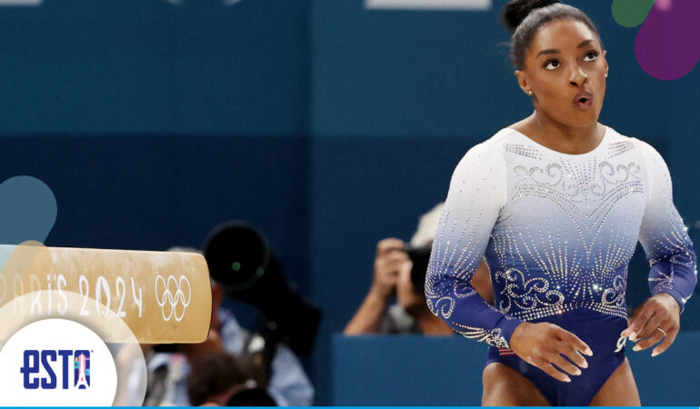Simone Biles deja ir una medalla al caer de la barra de equilibrio. FOTO: Reuters