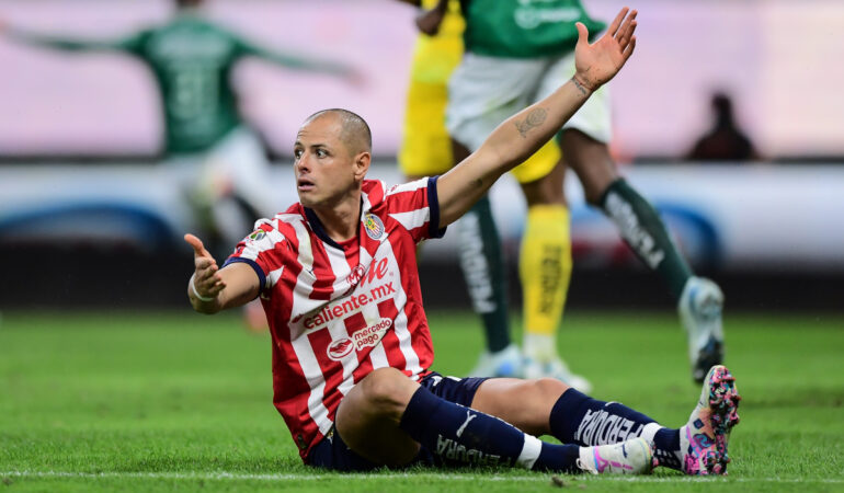 Javier Hernández regresó a jugar por una lesión. FOTO: Mexsport