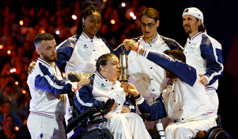 La llama paralímpica se apagó para decirle adiós a los Juegos Paralímpicos de París 2024. Foto: Reuters