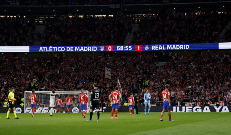 Suspendieron el Atlético de Madrid vs Real Madrid por arrojar objetos a la cancha / Foto: Reuters